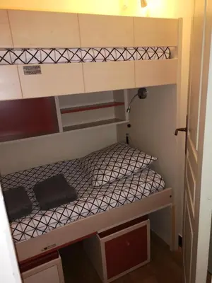an empty bunk bed in a small room at Flo & Rose Azur - Duplex vue mer terrasses piscine jardins parking in Cannes