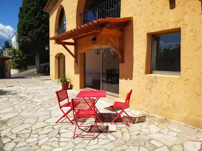 a table and chairs sitting outside of a building at Rez-de-villa Mougins in Mougins