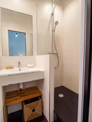 a bathroom with a sink and a mirror at Grand appartement 4 pièces centre de Cannes in Cannes