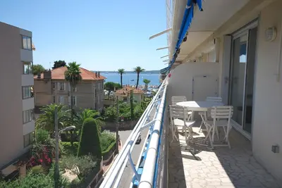 a balcony with a table and chairs on a building at T3 Pte Croisette Vue mer Plage à 100m in Cannes