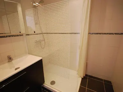 a bathroom with a shower and a sink at T3 Pte Croisette Vue mer Plage à 100m in Cannes