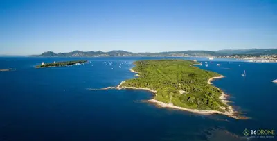 an island in the ocean with boats in the water at T3 Pte Croisette Vue mer Plage à 100m in Cannes