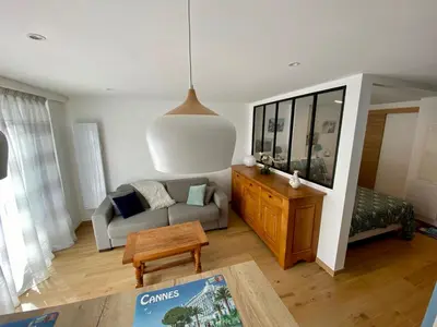 a living room with a couch and a table at Studio 30 M2 Hyper centre, Neuf, Parking Gratuit, 3 Étoiles in Cannes