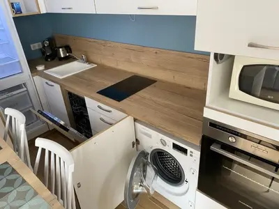 a kitchen with a washing machine in a dishwasher at Studio 30 M2 Hyper centre, Neuf, Parking Gratuit, 3 Étoiles in Cannes