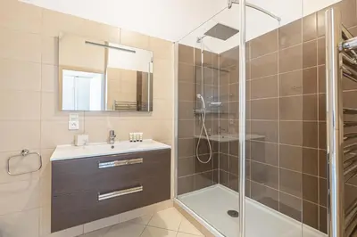 a bathroom with a shower and a sink at L'ESCAPADE CITADINE avec 2 chambres, proche de la Croisette, des plages et du Palais in Cannes