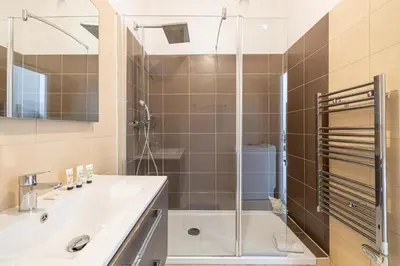a bathroom with a shower and a sink at L'ESCAPADE CITADINE avec 2 chambres, proche de la Croisette, des plages et du Palais in Cannes