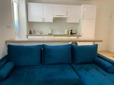 a room with a bed and a desk and a table at 2 pièces - Croisette et Plages à 10 mn à pieds in Cannes