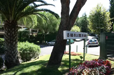 a street sign in front of a palm tree at Appartement de charme wi-fi ,clim, garage jardin privés, piscine environnement arboré in Cannes