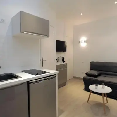 C005-Studette au centre Cannes