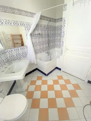a bathroom with a toilet and a tub and a sink at Centre Ville Calme Festivales Plages in Cannes