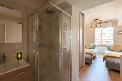a bathroom with a shower and a sink at Magnifique 3 pièces en plein cœur de Cannes in Cannes
