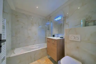 a bathroom with a tub and a toilet and a sink at Magnifique 3 pièces en plein cœur de Cannes in Cannes