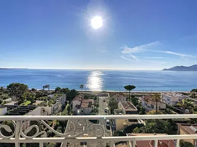 a view of the ocean from a balcony at Un Palais au prix d'un 3 étoiles in Cannes