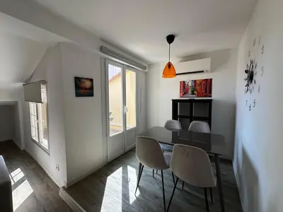 a dining room with a table and chairs at Résidence 41 Léon Noel in Cannes