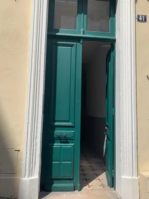 a green door in a hallway with at Résidence 41 Léon Noel in Cannes