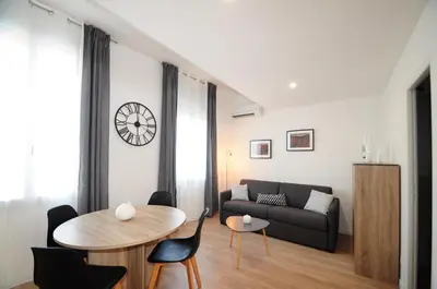 a living room with a table and a couch at Résidence Delattre in Cannes