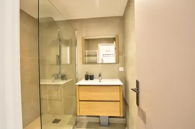 a bathroom with a sink and a shower at MAR2 - Beau 2 pièces avec loggia fermée et aménagée en centre ville in Cannes