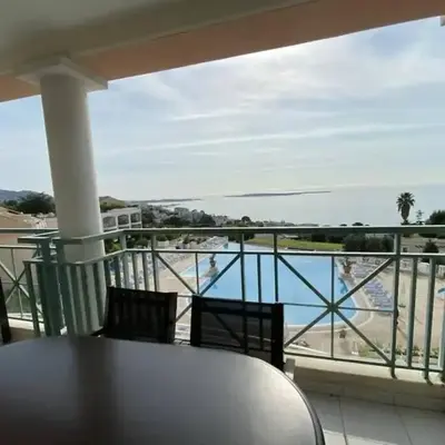 C021 Lumineux appartement avec Terrasse et Piscine