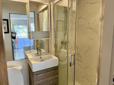 a bathroom with a sink and a shower at Apartment 2 pièces Cannes Centre in Cannes