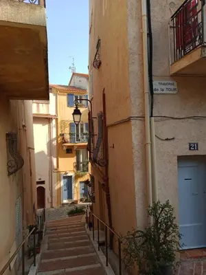 an alley with stairs and a door on a building at Cadre de rêve mais vous faites le ménage- very good prices but you have to clea-n th-e flat in Cannes