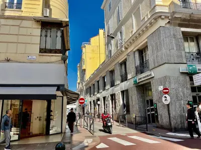 a street with buildings and people walking on the sidewalk at Idéal congrès Studio 33m2 à 4 minutes du Palais in Cannes