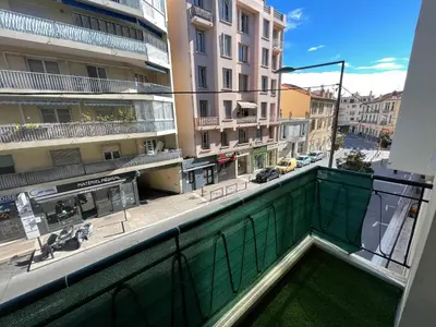 a balcony with a view of a street and buildings at Cannes Centre, T2 moderne rénové, balcon clim&Wifi in Cannes