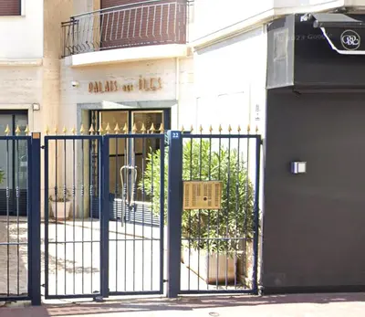 a gate in front of a building at 2 pièces Luxueux en face du Martinez et Croisette in Cannes