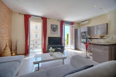 a living room with a couch and a tv at 2 chambres BALCON, FELIX FAURE-COEUR DE CANNES A2B022 in Cannes