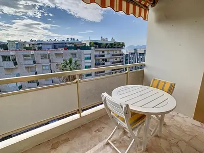 a table and chairs on a balcony with a view at Studio luxueux et spacieux avec terrasse in Cannes