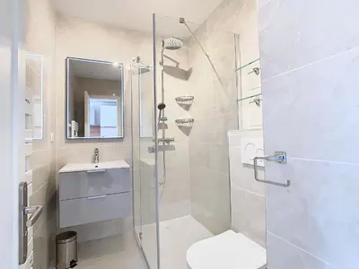 a bathroom with a shower and a toilet and a sink at Studio luxueux et spacieux avec terrasse in Cannes