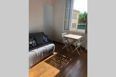 a living room with a couch and a table at Bel appartement bien placé au cœur de Cannes in Cannes