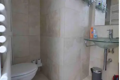 a bathroom with a toilet and a sink at Bel appartement bien placé au cœur de Cannes in Cannes