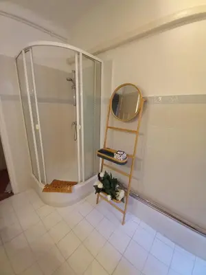 a bathroom with a shower and a mirror at Appartement hyper-centre Croisette Cannes in Cannes