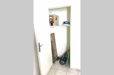 a room with a door and a shelf with a box at Bel Appartement - HYPER CENTRE - 2 pièces in Cannes