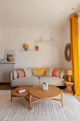 a living room with a couch and a table at Splendide 80m2 - 2 Chambres - 5,10min Plages & Gare & Palais des Festivals - Air conditionné in Cannes