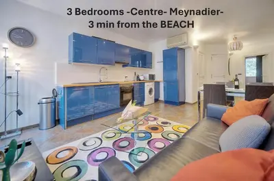 a living room with a couch and a kitchen at Joli 3 chambres MEYNADIER-FORVILLE A3B075 in Cannes
