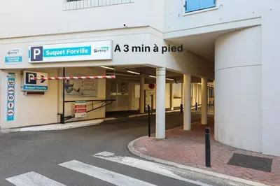 an empty parking lot in front of a building at Charmant 2 pièces MEYNADIER-FORVILLE A1B209 in Cannes