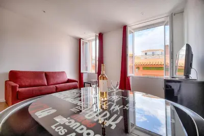 a living room with a glass table and a couch at Charmant 2 pièces MEYNADIER-FORVILLE A1B209 in Cannes