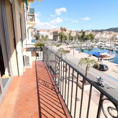 1 bedroom with direct view to the Old Port 267