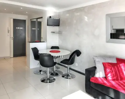 a living room with a table and chairs and a couch at Appartement charmant à Cannes avec vue sur la mer, 33 m² in Cannes