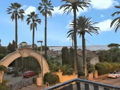 a view of a parking lot with palm trees at Appartement charmant à Cannes avec vue sur la mer, 33 m² in Cannes