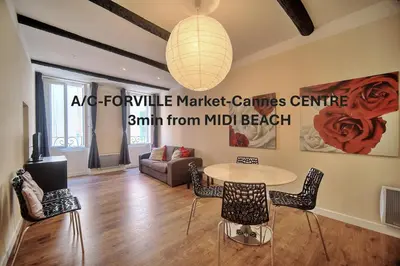 a living room with a table and chairs at Confortable 2 chambres MEYNADIER-FORVILLE A2B105 in Cannes
