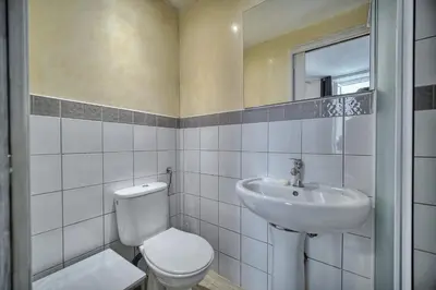 a bathroom with a toilet and a sink at Confortable 2 chambres MEYNADIER-FORVILLE A2B105 in Cannes
