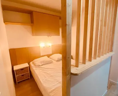 a small bed in a room with a bunk bed at Joli cozy appartement, aperçu mer, piscine, gardien in Cannes