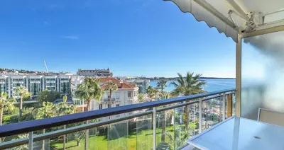 a balcony with a view of the ocean at Agence des Résidences - Appartements privés du 45 CROISETTE - Superieur in Cannes