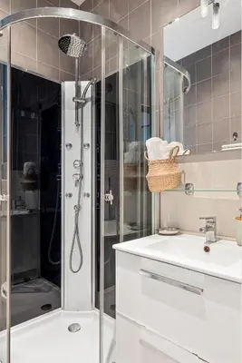 a bathroom with a shower and a sink at Appartement 2P centre de Cannes avec balcon in Cannes