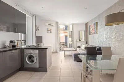 a kitchen and living room with a washer and dryer at Appartement 2P centre de Cannes avec balcon in Cannes