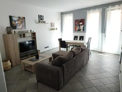 a living room with a couch and a television at Beau meublé 3 pièces 60 m² Cannes Le Suquet in Cannes