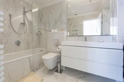 a bathroom with a toilet and a shower and a sink at Appartement 3 chambres 125 m2 avec vue exceptionnelle face à la mer in Cannes