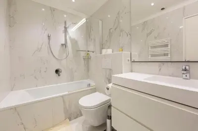 a bathroom with a toilet and a tub and a sink at Appartement 3 chambres 125 m2 avec vue exceptionnelle face à la mer in Cannes